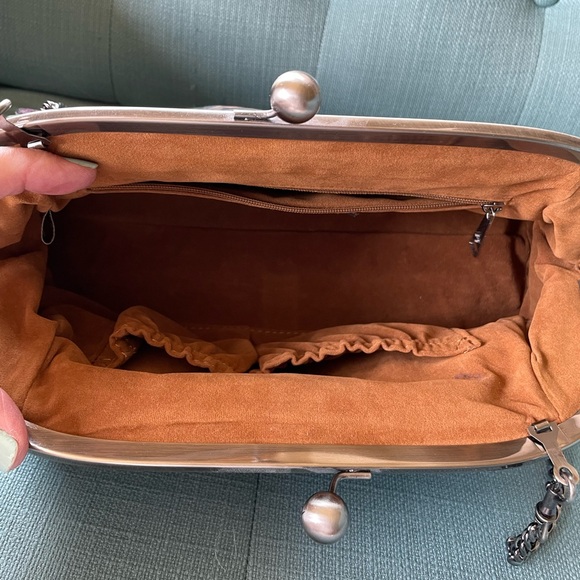 Gorgeous floral Mia kiss-lock clutch crossbody bag - Picture 5 of 8